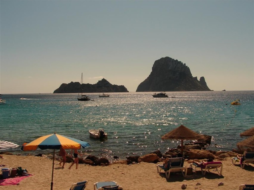 Plaża Cala d'Hort znajduje się vis a vis wysepek ES Vedra i...