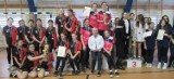 Puchar burmistrza i złote medale dla żeńskiej drużyny koszykarskiej ze Szkoły Podstawowej nr 1 w Koluszkach
