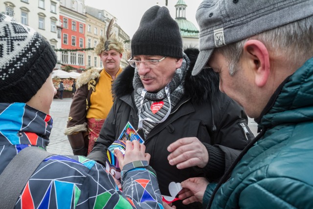 Satyryk Marcin Daniec zebrał do swojej puszki pokaźną sumę, każdemu wspierającemu WOŚP opowiadał w nagrodę kawał