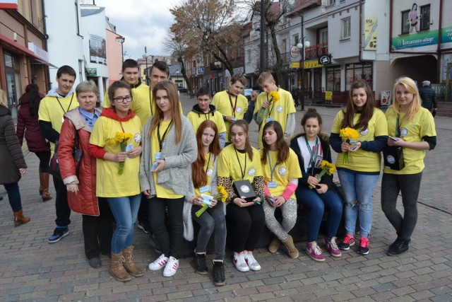 Wolontariusze z Gimnazjum nr 1 im. Jana Pawła II w Chełmie podczas jednej ze zbiorek ulicznych