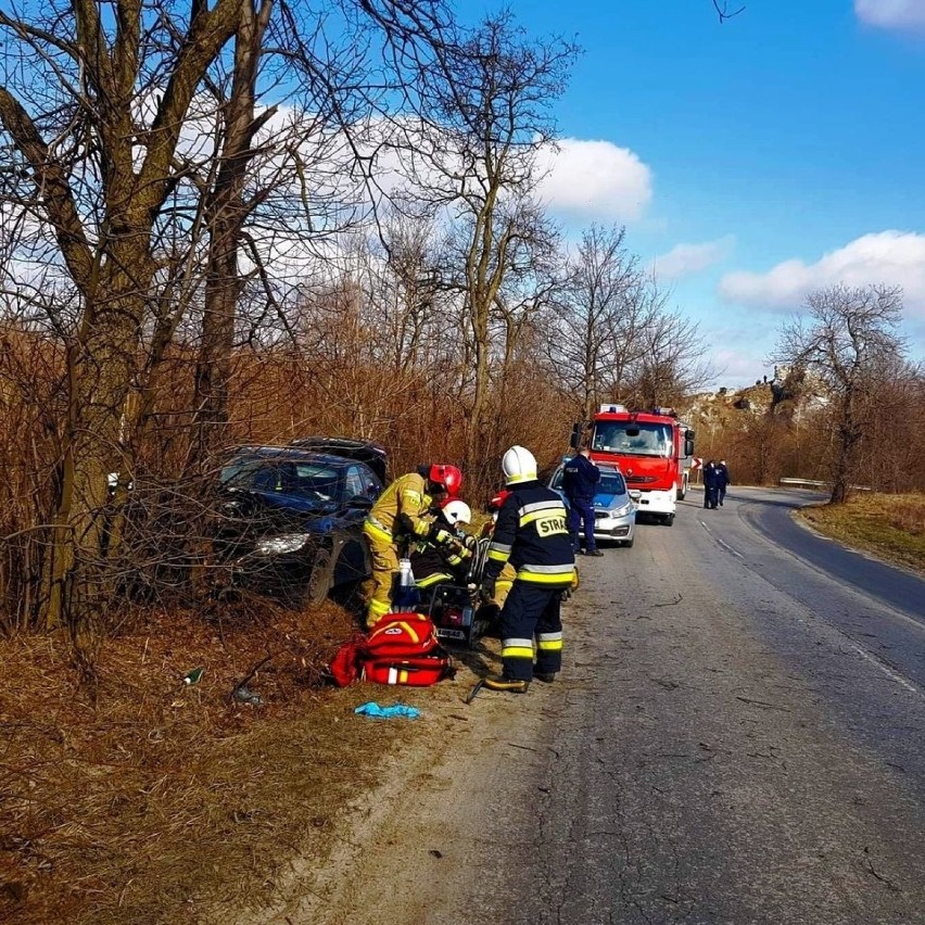 Wypadek w Niegowonicach - samochód uderzył w drzewo. Na...