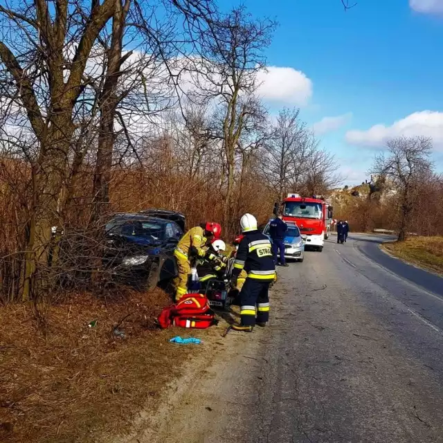 Wypadek w Niegowonicach - samochód uderzył w drzewo. Na miejscu lądował śmigłowiec LPR-u!