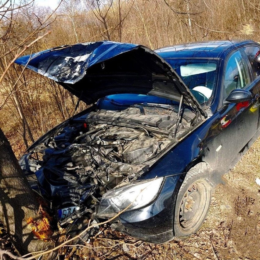 Wypadek w Niegowonicach - samochód uderzył w drzewo. Na...