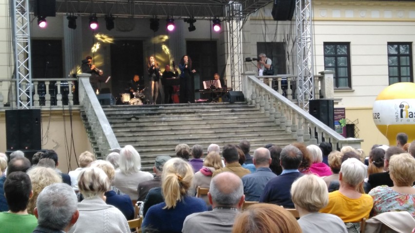 Alt i sopran na scenie w Małkowie