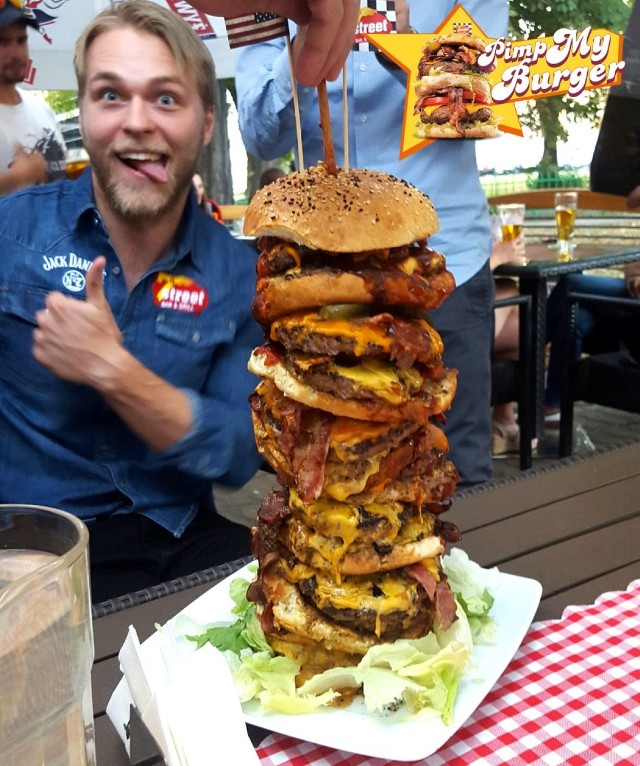 Takiego burgera zjadł Artur z ekipy Epic Cheat Meal, który poprowadzi niedzielne zawody