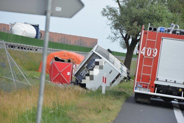 Tragiczny wypadek w miejscowości Konstantynowo, w powiecie aleksandrowskim, w gminie Waganiec. 

Autokar z nieustalonych przyczyn zjechał na przeciwległy pas,  wypadł na łuku drogi i przewrócił się na bok.

Zobacz także: Toruń. Wypadek przy ul. Twardej po policyjnym pościgu [ZDJĘCIA]

Droga DK 91 zablokowana. Wprowadzono objazdy. 

Zadysponowano 6 zastępów straży pożarnej.

Nie żyją dwie kobiety. W autobusie było 48 pasażerów to osoby starsze, które jechały z miejscowości Bogdanowo. Na miejscu działają służby ratunkowe. Osoby poszkodowane są transportowane do szpitala na badania. 

AKTL.: Ma miejsce tej tragedii przyjechał wojewoda kujawsko-pomorski Mikołaj Bogdanowicz.

