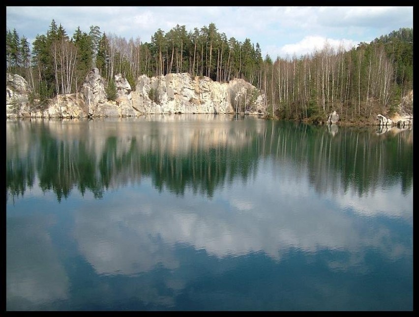 Przy wejściu do Skalnego Miasta od strony wsi Adrspach wita...