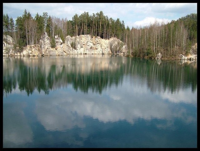 Przy wejściu do Skalnego Miasta od strony wsi Adrspach wita nas urocze jezioro położone wśród skał. Fot. Marek Bonarski