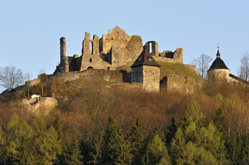 Zamek Potštejn - ruiny dawnego majestatycznego zamku górują...