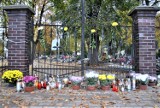 Wszystkich Świętych 2020. Mieszkańcy zostawiają kwiaty i znicze przed bramą cmentarza
