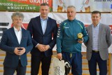Paweł Papke wręczał nagrody. Bojan Żubry mistrzem 11 edycji Amatorskiej Ligi Siatkówki 