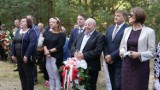 Kwiaty i odznaczenia w rocznicę Bitwy Szczercowskiej podczas uroczystości w Magdalenowie