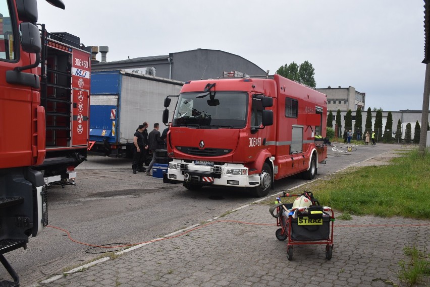 Gniezno. W magazynie przy ul. Kolejowej znaleziono kilkaset pojemników z nieznaną substancją chemiczną! [FOTO]