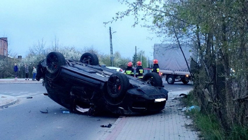 Groźny wypadek na ul. Chopina w Tomaszowie: Porsche cayenne dachowało po zderzeniu z seatem[ZDJĘCIA]