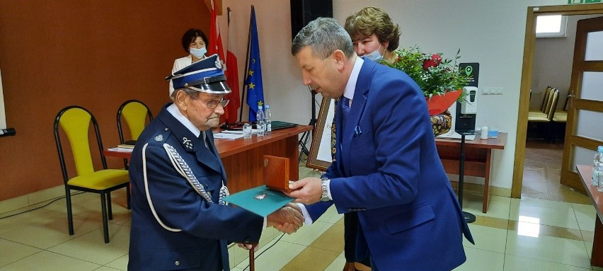 Kazimierz Mierzejewski z medalem Pro Masovia. Otrzymał go za 65 lat służby w OSP Andrzejewo. Zdjęcia