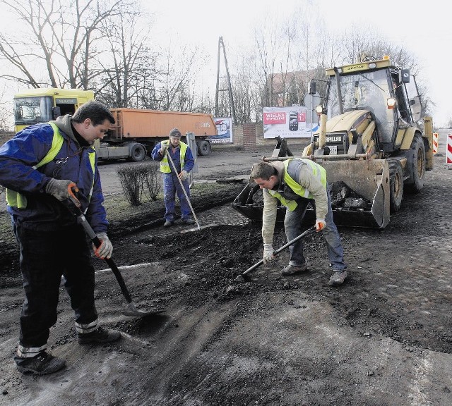 Zdzieranie starego asfaltu na ul. Chojnowskiej w Legnicy