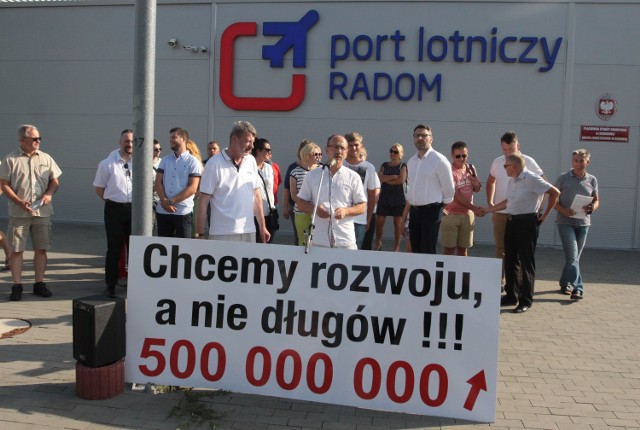 W pikiecie na lotnisku w Radomiu wzięło udział niespełna 30 osób.