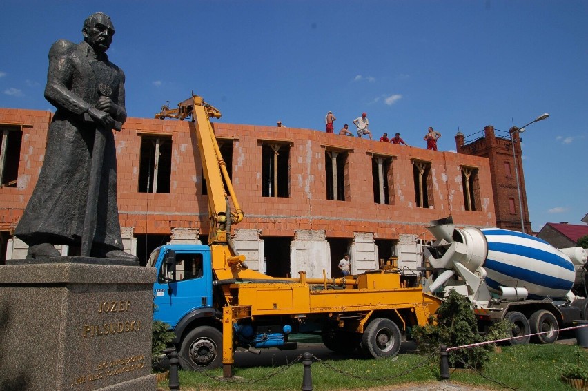 Kamienica przy placu Sowińskiego przed, w trakcie odbudowy i...