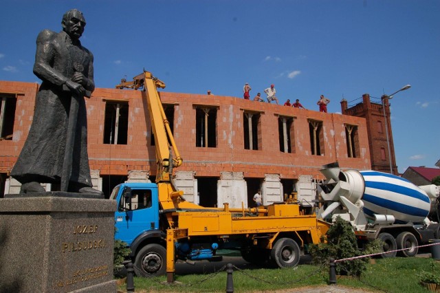 Kamienica przy placu Sowińskiego przed, w trakcie odbudowy i po niej
