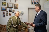 Najwyższe odznaczenie marszałka województwa dla podporucznika Konrada Kuziemskiego z Nowego