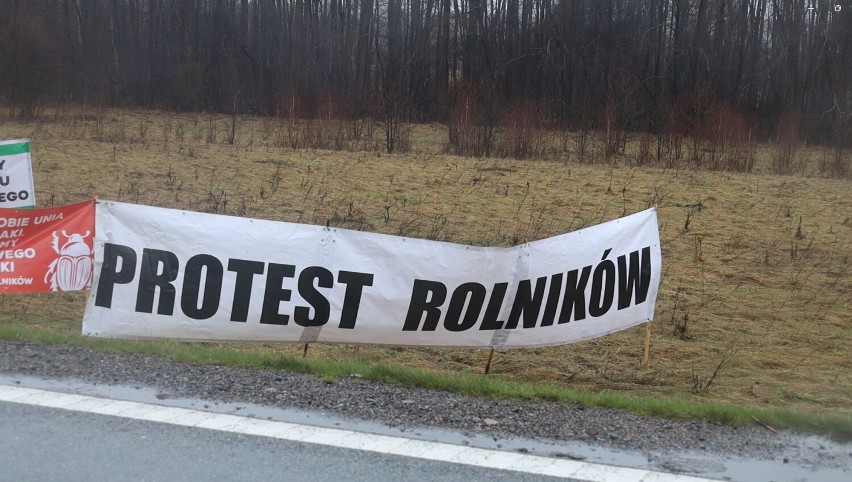Protest rolników powiatu lęborskiego w Godętowie. Będziemy protestować do skutku - mówią [MATERIAŁ WIDEO]
