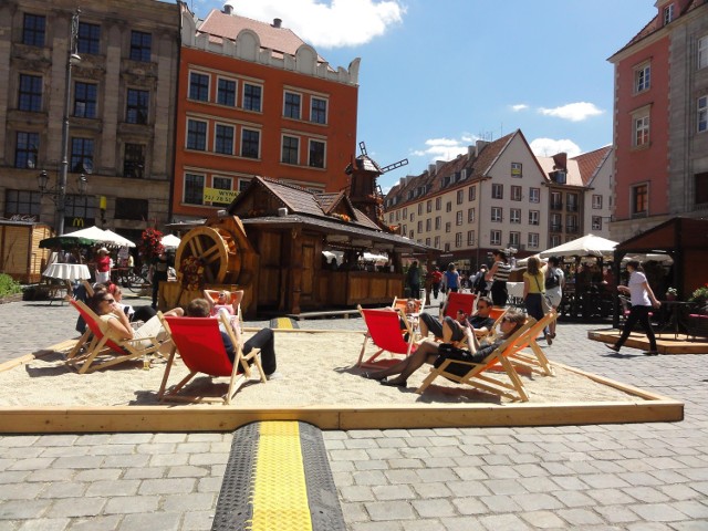 Wrocławianie chętnie korzystają leżaków rozłożonych pod pręgierzem.  Łapią słońce i raczą się produktami dostępnymi na festiwalu Europa na Widelcu oraz Jarmarku Świętojańskim. 



Zobacz także: 

EUROPA NA WIDELCU - BIESIADA NA RYNKU (PROGRAM) 

EUROPA NA WIDELCU - CENY 

JARMARK ŚWIĘTOJAŃSKI - KLIKNIJ