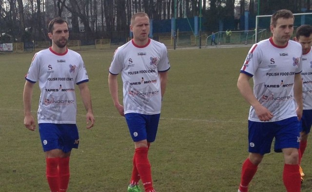 Piłkarze Wisły Sandomierz - od lewej Maciej Ziółek, Mateusz Michalski i Marcin Sudy - mają nadzieję, że w niedzielnym meczu czwartej ligi z Lubrzanką Kajetanów zdobędą trzy punkty