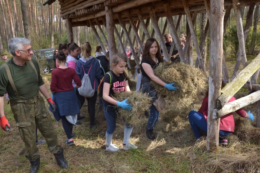 Uczniowie z Maliszewa wzięli udział w dniu gospodarczym Koła Łowieckiego „Szarak” w Bobrownikach [zdjęcia]
