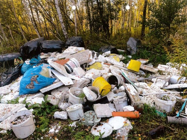 Właściciel firmy budowlanej porzucił odpady po remoncie w okolicy ul. Wilczej w Tarnowie.