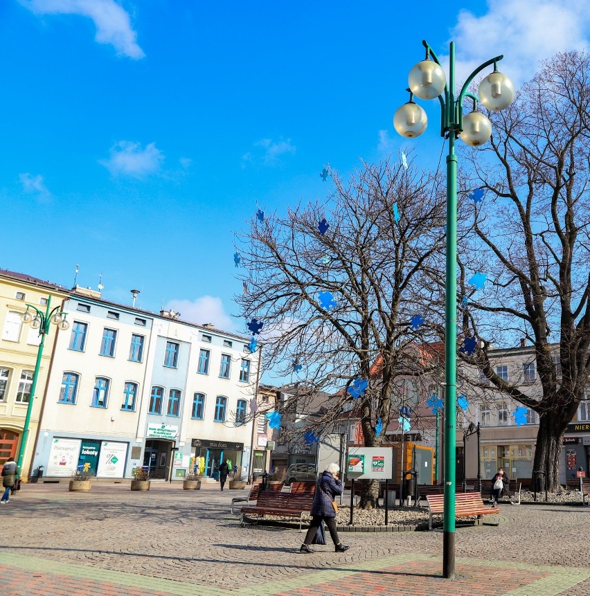 Lubliniec zapalił się na niebiesko. Akcja społeczna na temat...