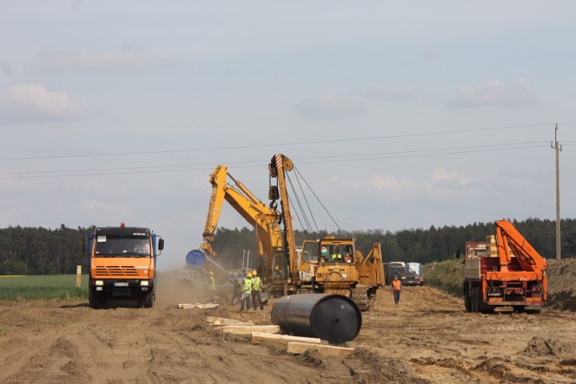 Wczoraj układano 16-metrowe stalowe rury do budowy gazociągu wysokiego ciśnienia Lwówek-Odolanów po lewej stronie DK 15 tuż przed wjazdem do Zdun. Takich rur zostanie ułożonych ok. 3300 sztuk.