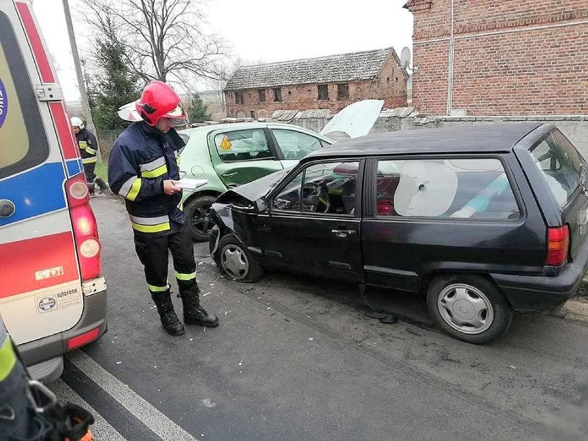 W Zemsku koło Bledzewa zderzyły się dwa samochody osobowe –...