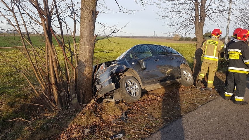 Skoraszewice. Osobówka zderzyła się z podnośnikiem hydraulicznym 