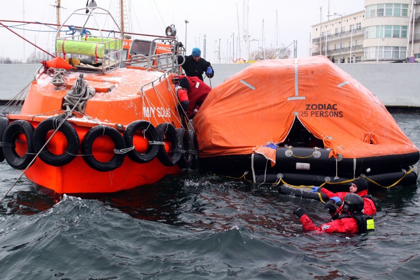 Gdynia. Flesz z przeszłości. 6.01.2010. Marynarze szkolą się z ratownictwa morskiego w lodowatej wodzie!