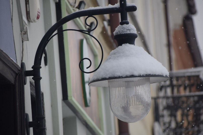 Stare Miasto w Sieradzu śniegiem zasypane, a tu ciągle pada