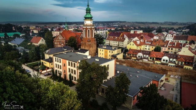 Nazwa miejscowości została zachowana w źródłach pochodzących z końca XIII w., w zapisach: Syczowe (1276), Syczów (1286) i Syzow (1295). Zapisy te świadczą, iż forma pierwotną nazwy jest Syców; jest to nazwa dzierżawcza od n. osobowej Syc (a zatem była to własność Syca). Syc z kolei to n. os. notowana już od 1166 r. (jako Siz), odapelatywna – oznaczająca „skąpiec”, mogąca też stanowić zdrobnienie od Sylwestra