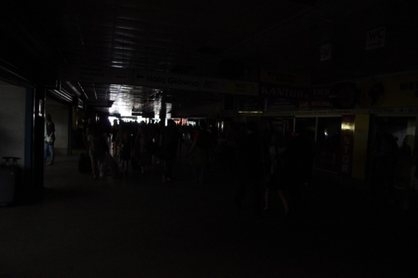 Dworzec Centralny tonie w ciemnościach. Gigantyczna awaria...