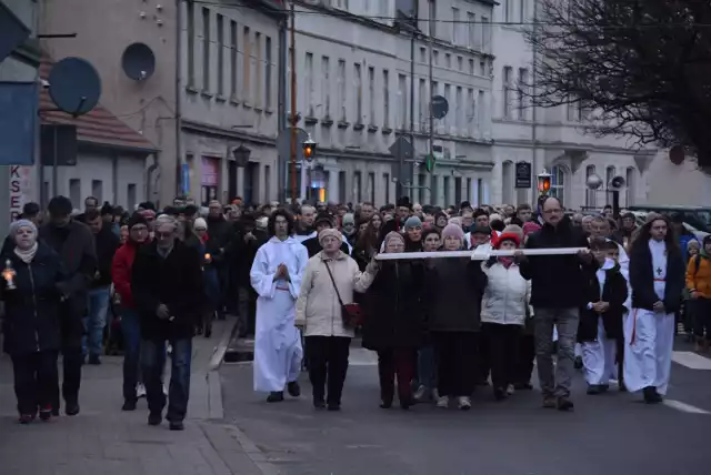 Droga Krzyżowa ulicami miasta z kościoła pw. Męczeństwa Św. Jana Chrzciciela do kościoła pw. Niepokalanego Serca Maryi (8.04.2022).