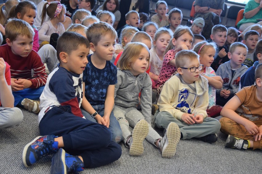 Ogólnopolski Tydzień Czytania Dzieciom w Sieradzu 2022. Do akcji włączyła się Powiatowa Biblioteka Publiczna w Sieradzu ZDJĘCIA