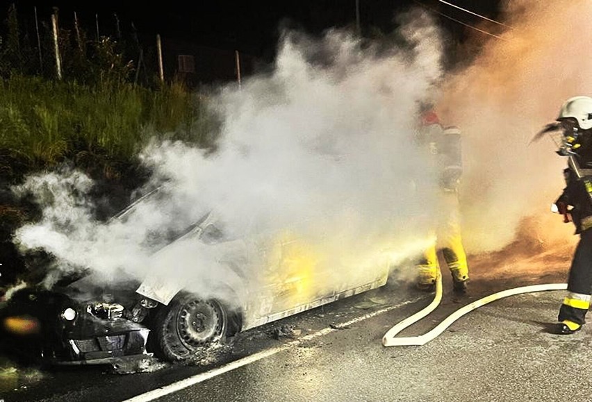 Nocny ogień nad Jeziorem Rożnowskim. Na szosie płonął samochód wiozący motocykl