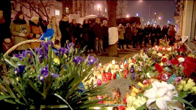 Minuta ciszy i kwiaty dla ofiar starć na Ukrainie [wideo]