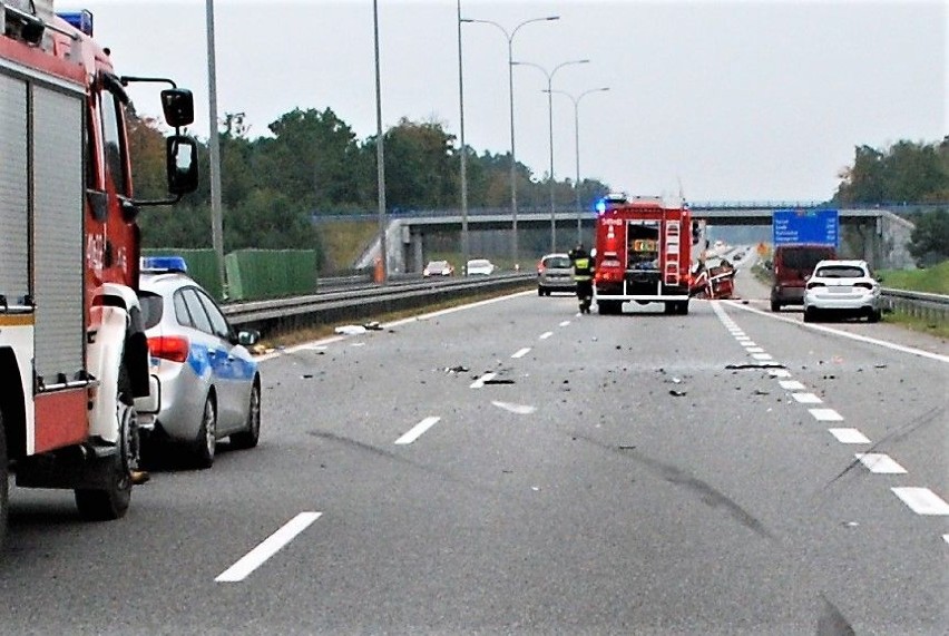 Tczew: dachowanie na A1 po zderzeniu dwóch samochodów 