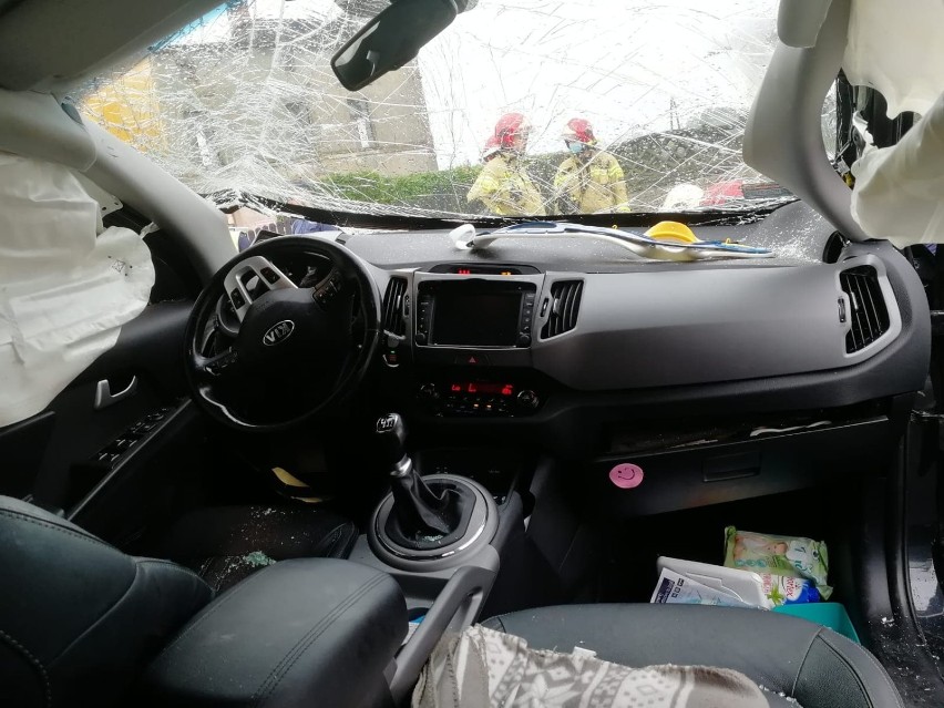 Wypadek w Rakoniewicach. Samochód ciężarowy zderzył się z osobówką 