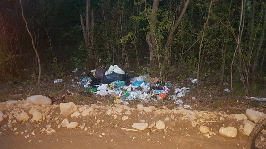 Nowy Sącz. Wzdłuż powstającej ścieżki rowerowej ktoś wyrzuca śmieci