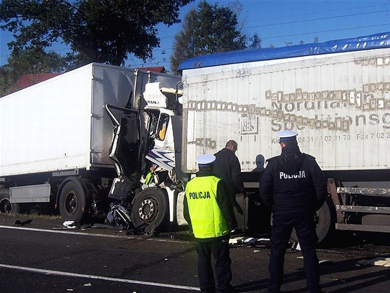 Wypadek w Wanatach na DK-1. Zderzenie ciężarówek, zginął kierowca