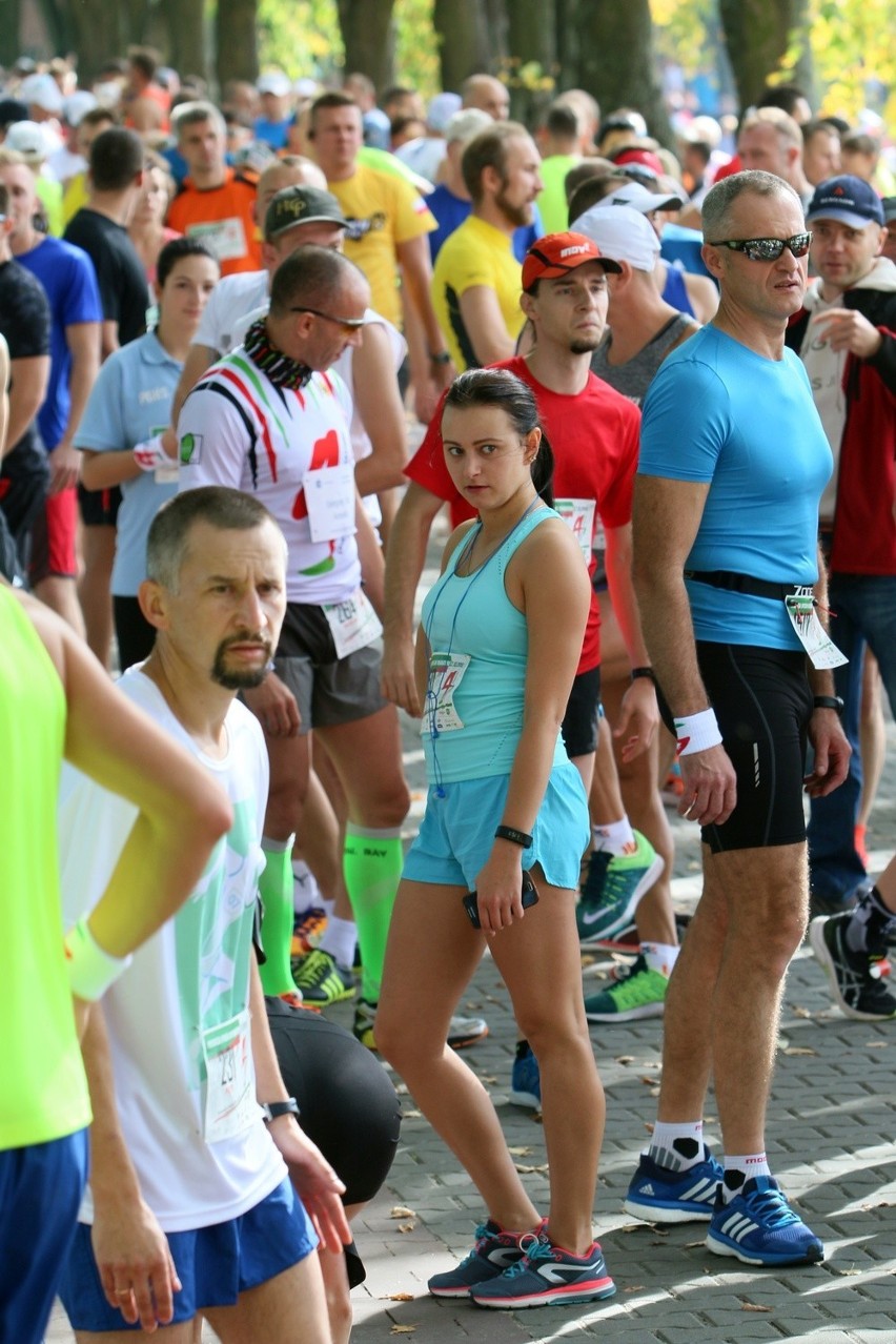 Tłum biegaczy pokonał Pierwszą Dychę do Maratonu (ZDJĘCIA, WIDEO)