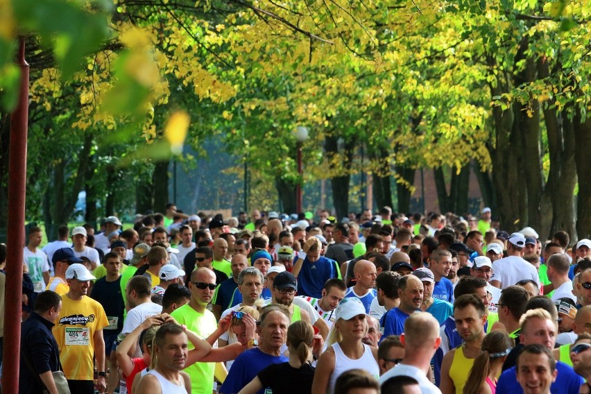 Tłum biegaczy pokonał Pierwszą Dychę do Maratonu (ZDJĘCIA, WIDEO)