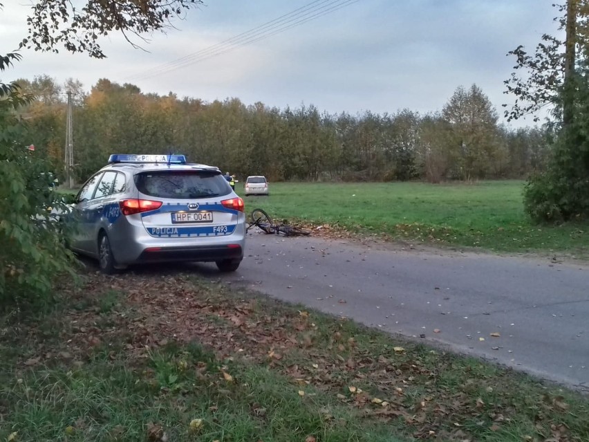 Wypadek w gminie Masłowice: rowerzystka potrącona przez opla trafiła do szpitala w Łodzi [ZDJĘCIA]