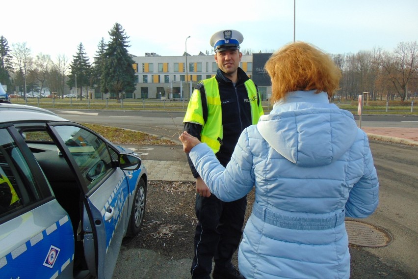 Oświęcim. Efekty działań „mikołajkowego” patrolu.  Za wzorową jazdę lizak i odblask, a za wykroczenie pouczenie i…  rózga