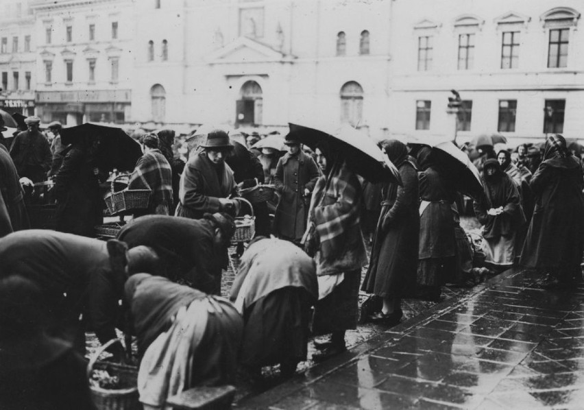 Handel na rynku w Bydgoszczy w deszczowy dzień. Rok 1925